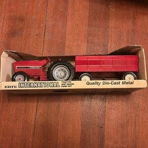 Ertl International Tractor and Wagon Farm Set